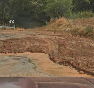 Cortada una carretera de Loscos por una lengua de barro y desprendimientos tras una fuerte tormenta