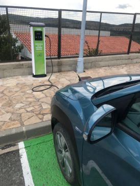 Cantavieja instala un punto de recarga de vehículos eléctricos