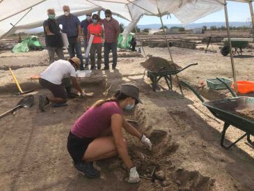 La Diputación de Teruel se compromete a seguir impulsando la excavación y conservación del yacimiento de La Caridad