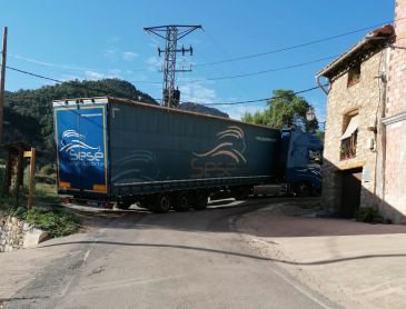 Dos camiones se quedan atascados en Montoro de Mezquita