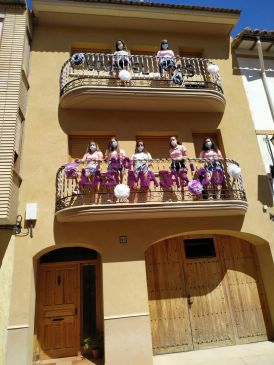 Mas de las Matas celebra su desfile de carrozas desde los balcones