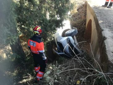 Dos heridos tras caer un vehículo por un pequeño puente entre La Puebla de Valverde y Valbona