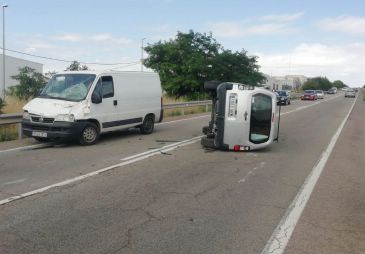 Un herido leve en un aparatoso accidente de tráfico en el polígono La Paz de Teruel