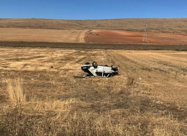 Aparatoso accidente sin víctimas al salirse un coche en la N-420 en Perales