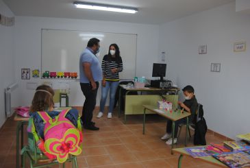 Reabre la escuela 33 años después y el bullicio infantil vuelve en horario escolar a las calles de Aguilar del Alfambra