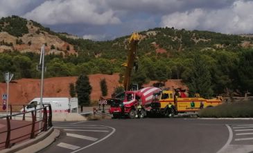 Ileso el conductor de un camión que vuelca en la vía perimetral