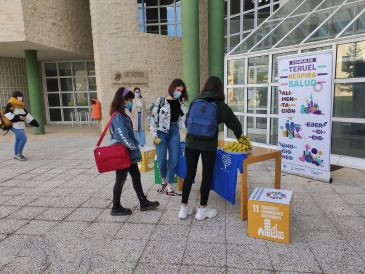 El Campus de Teruel celebra el día de las Universidades Saludables con fruta y la presentación del premio para trabajos de promoción de la salud