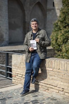 Julio Embid, escritor y coordinador del grupo parlamentario socialista en las Cortes de Aragón: “Cuento más de lo que callo y suelo callar poco, pero nunca se puede contar todo”