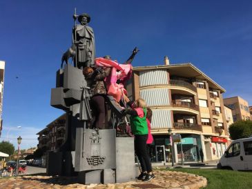 La estatua de San Roque de Calamocha luce un lazo rosa en el día contra el cáncer de mama