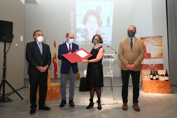 Ana Alcolea recibe el Premio de las Letras Aragonesas 2019 en la fiesta de las letras más atípica