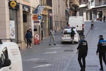 La Policía Local notifica una veintena de denuncias por no llevar mascarilla o fumar sin respetar la distancia