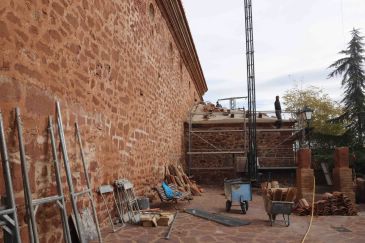 Peracense rehabilita la iglesia parroquial, muy afectada por la humedad