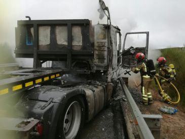 Cortan la autovía en dirección a Zaragoza tras incendiarse un camión entre San Agustín y Albentosa