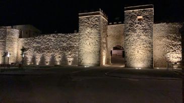 Manzanera recupera con iluminación artística las torres del Portal de Abajo