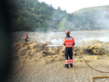 Detenido un joven de 17 años en Bordón que tiraba petardos tras declararse un incendio en una zona de pacas de paja