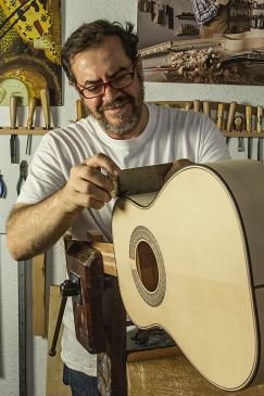 Javier Martínez González, natural de Guadalaviar, es el director de la Escuela de Violería de Zaragoza: “Recuperamos instrumentos que habían desaparecido y solo estaban en los archivos”