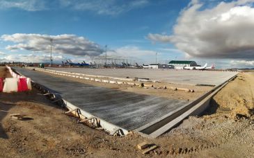 Últimos trabajos para la finalización de la fase II de la pavimentación de la plataforma de estacionamiento del Aeropuerto de Teruel