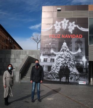 La imagen de un gran árbol de Navidad preside la Glorieta de Teruel hasta después de Reyes