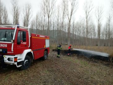 Los Bomberos de la DPT extinguen un incendio de rastrojos en Martín del Río