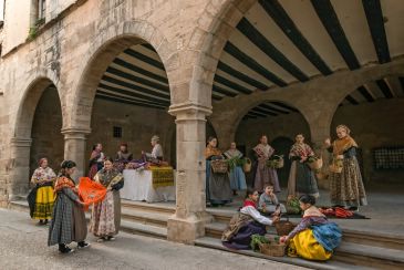 La indumentaria antigua se cuela otra Navidad más en el hospital de Alcañiz