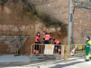 Los bomberos consolidan dos rocas en un talud de Alcañiz, en la ronda de Castelserás