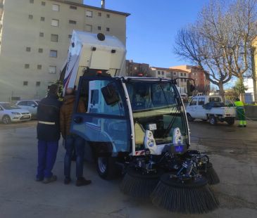 Alcañiz refuerza su servicio de limpieza con una nueva barredora de última generación