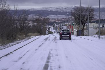 La nieve obliga a usar cadenas y a prohibir la circulación de camiones en varias carreteras de la provincia