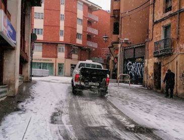 La nieve empieza a cuajar en la capital y se cortan todas las cuestas