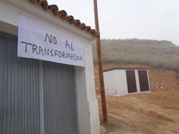 La colocación de un transformador crispa la Navidad en Urrea de Gaén