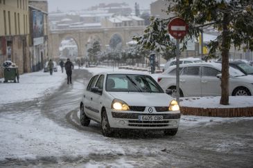 La nieve y el hielo complican la circulación en la provincia de Teruel, donde sigue nevando