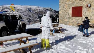 La Guardia Civil de Teruel auxilió el martes a dos personas contagiadas por Covid en un refugio de Camarena de la Sierra