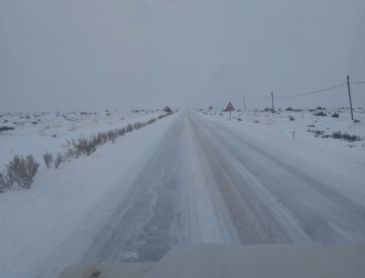 Las placas de hielo complican la circulación a pesar de los trabajos de retirada de nieve en muchas carreteras