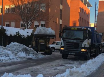 La ciudad de Teruel continúa con el dispositivo invernal retirando los montones de nieve de las calles