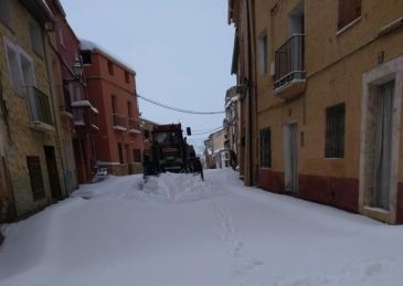 El ganado, sin poder salir a pastar por las grandes nevadas