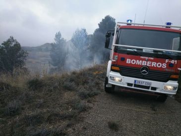 Los bomberos apagan un fuego que ha afectado a matorral, cañas y pinos en Urrea de Gaén