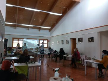 El CEA Ítaca de Andorra acoge el primero de los talleres artísticos del olivo