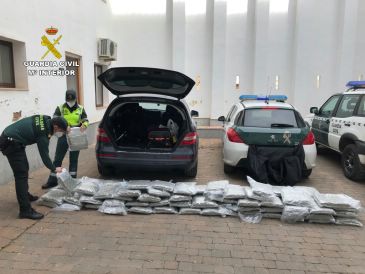 La Guardia Civil de Teruel detiene a una persona que transportaba 100 kilos de marihuana mientras circulaba por la autovía