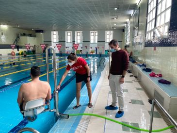 El Ayuntamiento de Teruel equipa las piscinas municipales con ascensores acuáticos para personas con movilidad reducida