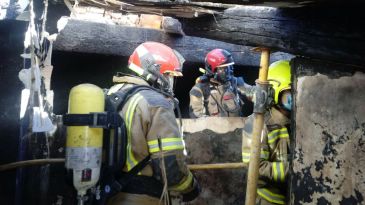 Una persona resulta herida con una fractura cuando escapaba del incendio de una casa en Nogueruelas