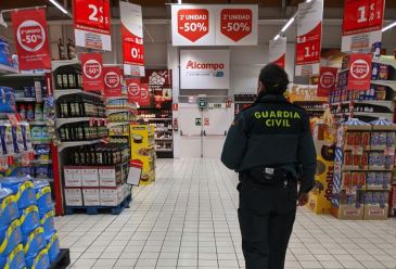 Patrullas de vigilancia ayer en los supermercados de Alcañiz, que hoy vive un Choricer atípico