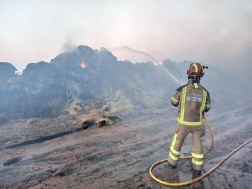 Controlado un incendio en una zona de acumulación de paja en Ojos Negros