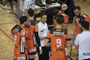 El Guaguas presenta sus candidatura para conseguir el título de liga tras superar con autoridad al CV Teruel (3-0)