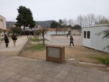 Falta de espacio en el IES Bajo Aragón, donde los barracones estarán tres cursos más