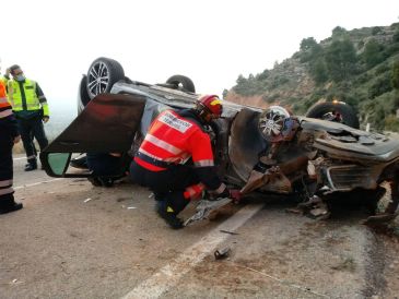 Los bomberos excarcelan de un vehículo a una persona accidentada en la carretera entre Andorra y Alloza