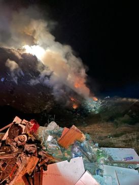 Los bomberos extinguen esta noche un incendio en la escombrera de Calanda