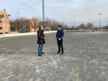 Los campos de fútbol de la calle Los Enebros podrían tener césped artificial