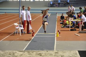 Iara Pérez vuela en Zaragoza en triple y Longitud