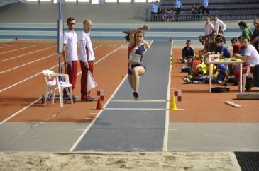 Iara Pérez vuela en Zaragoza en triple y Longitud