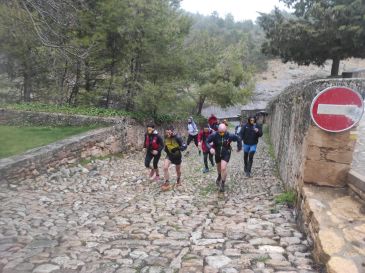 Vecinos y alcaldes arropan a los atletas en la primera etapa de la Ruta por la dignidad rural de Teruel