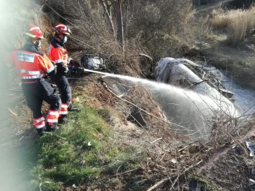 Un camión vuelca y cae al río en la N-330 en el Rincón de Ademuz